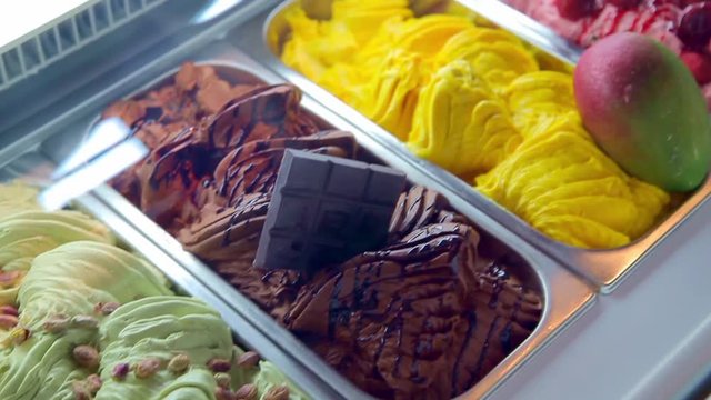 Процесс приготовления пищи на кухне ресторана. Мастерство поваров
