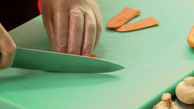 Процесс приготовления пищи на кухне ресторана. Мастерство поваров

