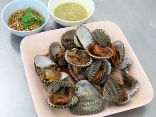 Grilled cockle on the dish is Thai seafood style.