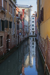 Fototapeta na wymiar Vintage facades above Venetian canal