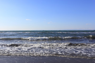 北海道噴火湾風景　青空と断続的に打ち寄せる波
