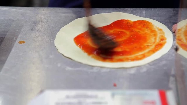 Процесс приготовления пищи на кухне ресторана. Мастерство поваров
