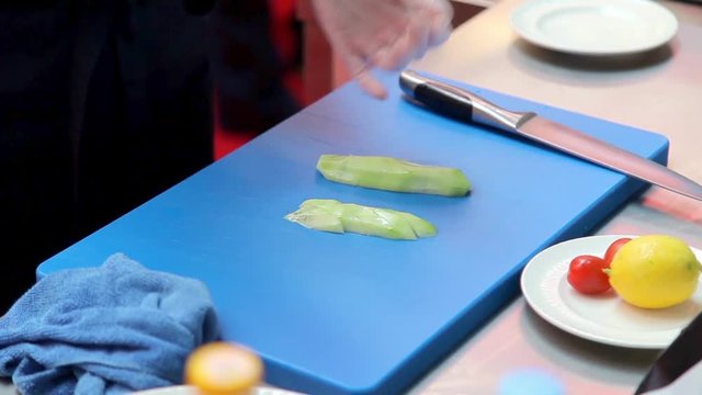 Процесс приготовления пищи на кухне ресторана. Мастерство поваров
