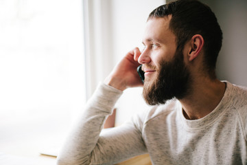 Obraz premium Handsome man talking on the phone