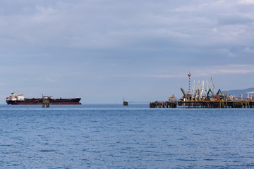 Le manovre di carico della petroliera