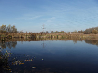 Fototapeta na wymiar Krajobraz jesienny - jezioro w słoneczny dzień
