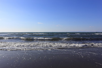 北海道噴火湾風景　青空と断続的に打ち寄せる波