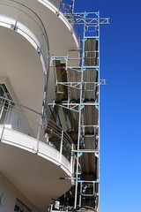 Fototapeta premium Gerüst an einer Neubaufassade (Scaffold on a new house facade)