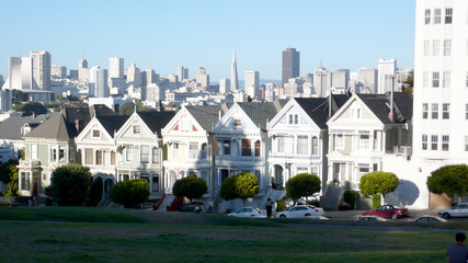 h&auml;userreihe in amerika mit stadt im hintergrund