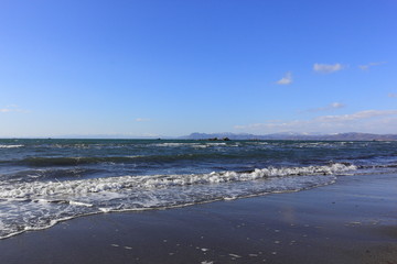 北海道噴火湾風景　青空と断続的に打ち寄せる波