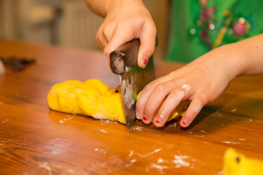 Deg till lussekatter delas i mindre bitar