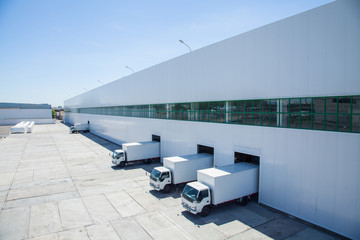 Fassade eines Industrie- und Lagergebäudes mit Güterwagen in der Länge