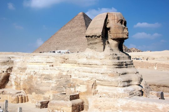 Muhteşem Sfenks ve Piramit