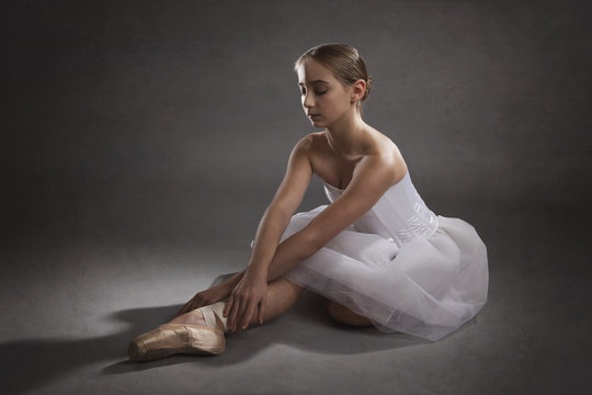 jeune danseuse ballerine en tutu plateau et pointes classique Stock Photo