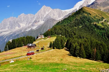 Crédence de cuisine en verre imprimé Mont Blanc Tramway touristique dans les Alpes françaises
