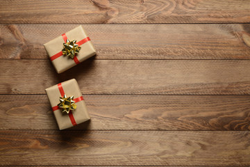 Cajas de regalo sobre fondo de madera