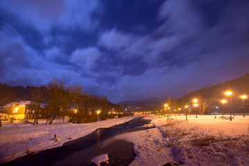 Zimowa Muszyna nocą. Nad potokiem Szczawnik © rogozinski