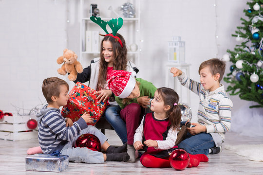 Cinque fratelli con i regali di Natale