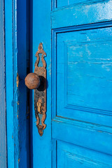 Obraz premium Detail view of old vintage wooden door with metal door knob.