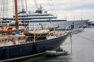 Fototapeta premium Voilier et yacht à quai