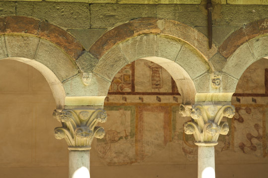 Abazia di Piona: colonne in marmo/ Piona abbey: marble columns