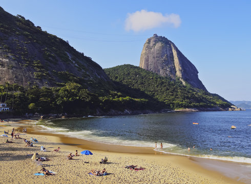 Brazil, City of Rio de Janeiro, Urca, View of the Praia Vermelha and the Sugarloaf Mountain.