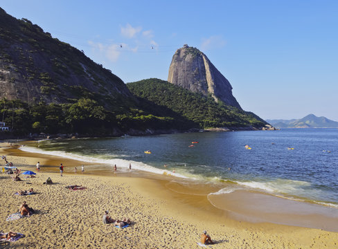 Brazil, City of Rio de Janeiro, Urca, View of the Praia Vermelha and the Sugarloaf Mountain.