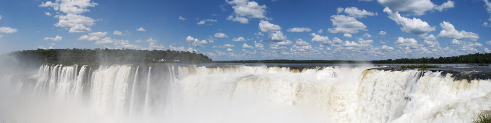 Iguazu, 13/11/2010: vista panoramica della spettacolare Garganta del Diablo, la gola del Diavolo, la più impressionante gola delle cascate di Iguazu al confine tra Argentina e Brasile