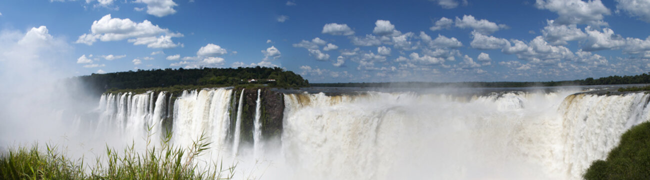 Iguazu, 13/11/2010: vista panoramica della spettacolare Garganta del Diablo, la gola del Diavolo, la più impressionante gola delle cascate di Iguazu al confine tra Argentina e Brasile