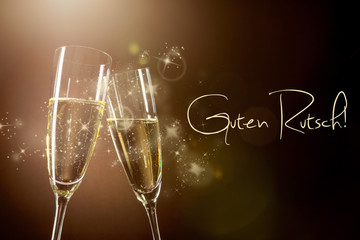 Silvesterstimmung mit Champagnergläsern und Glückwünschen "Guten Rutsch"