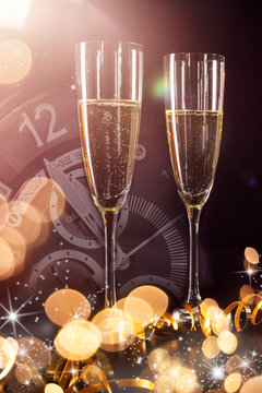 Champagnergl&auml;ser und Uhr
