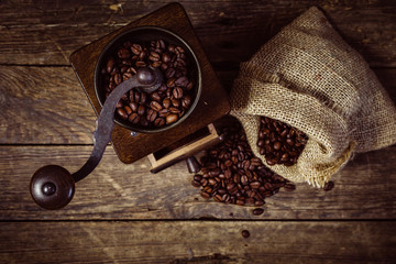 Kaffeemühle und Kaffee Sack in der Draufsicht