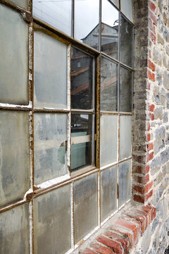 
    Altes rot-verklinkertes Fenster 