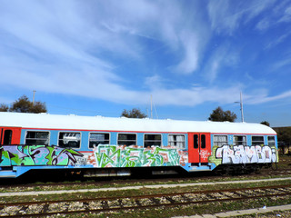 Старый поезд с граффити