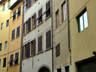 Fototapeta na wymiar The walls and windows of houses in Florence