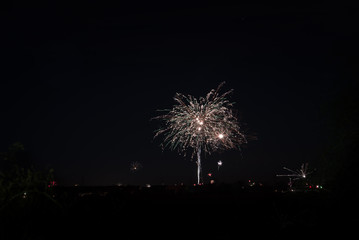 Feuerwerk am nächtlichen Himmel zu Silvester
