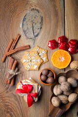 Świąteczne słodycze na drewnianym tle