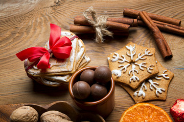 Fototapeta na wymiar Świąteczne słodycze na drewnianym tle
