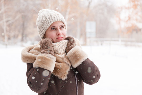 The girl's portrait in the winter in the park