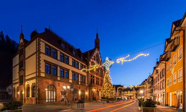 Kleinstadt Wolfach im Schwarzwald, weihnachtlich geschm&uuml;ckt