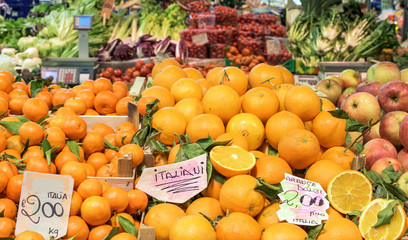 oranges and mandarins at an italian market