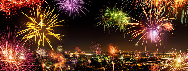 Stimmungsvolles Feuerwerk zu Neujahr über der Stadt