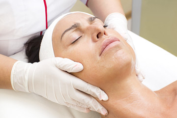 Obraz na płótnie Canvas Process of massage and facials in beauty salon