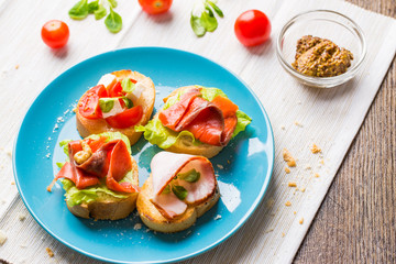 Bruschetta with salmon and bacon