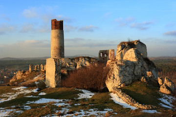 Ruiny zamku w Olsztynie zimą.