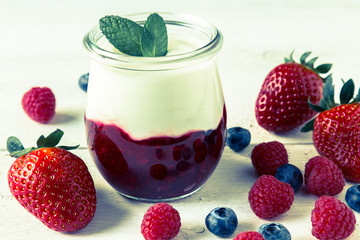 Rote Grütze mit Minze und Früchten