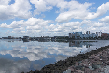Naklejka premium Harbor Low Tide with Cloudy Blue Sky Reflections