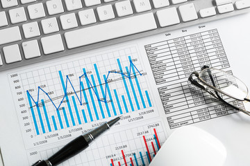 Obraz premium Preparing average sales report