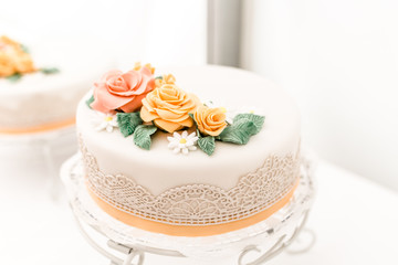 Hochzeitstorte mit &Uuml;berzug aus Marzipan und Rosen