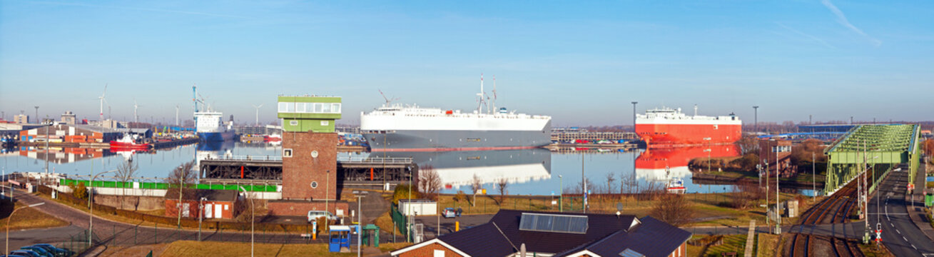 Panoramablick von oben auf die Überseehäfen in Bremerhaven